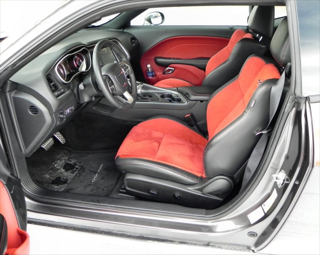 2015 Dodge Challenger RT - interior 2 - AOA1200px