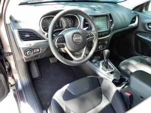 2015 Jeep Cherokee Latitude - interior 1 - AOA1200px