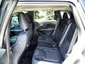 2015 Jeep Cherokee Latitude - interior 4 - AOA1200px