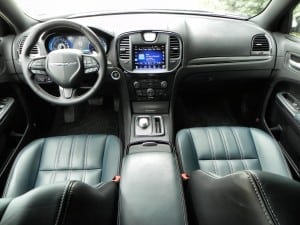 2015 Chrysler 300S - interior 7 - AOA1200px